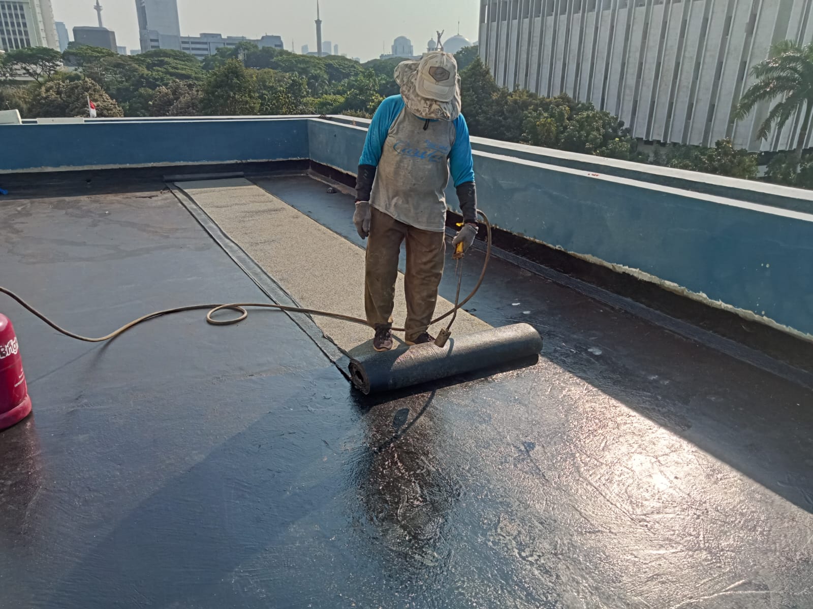 Membrane waterproofing installation using torch-applied system