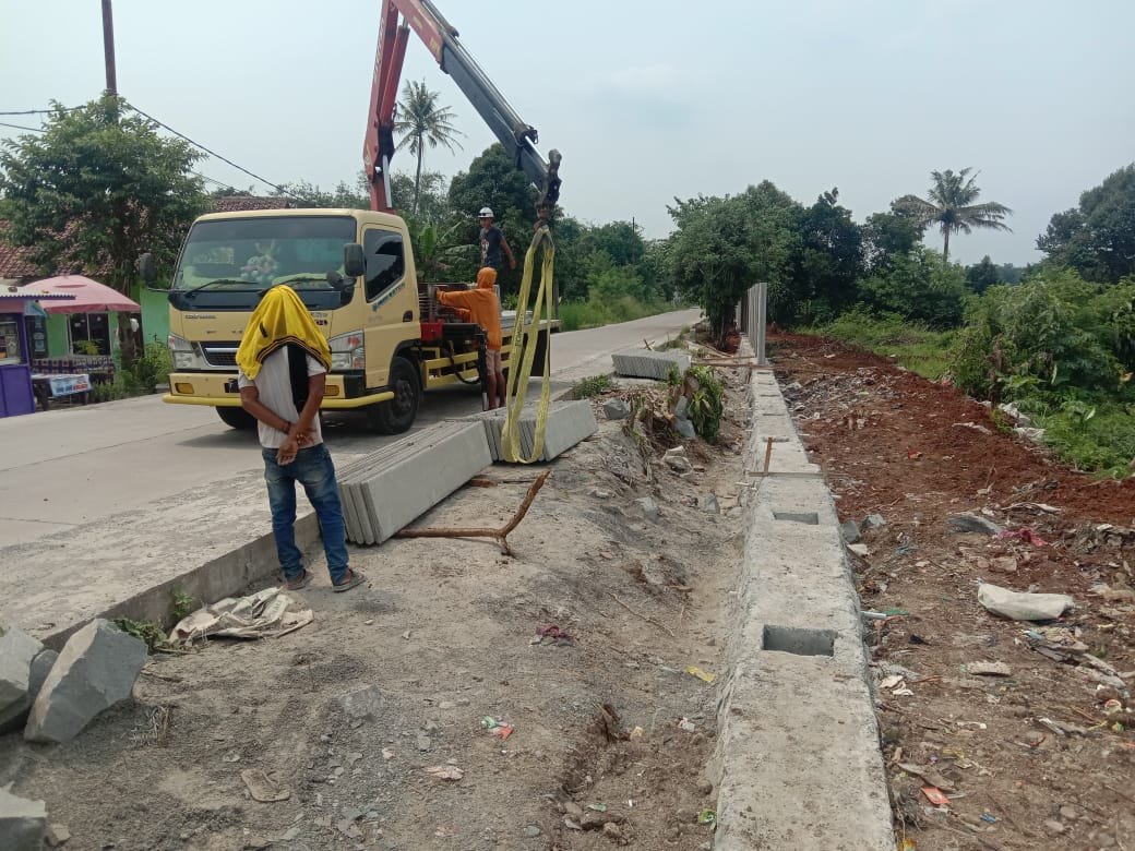 Panel handling and erection using crane truck